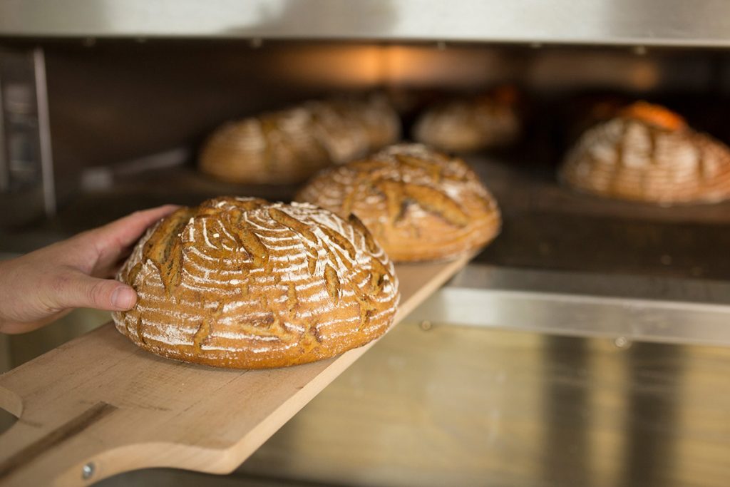 Brot kommt aus Ofen