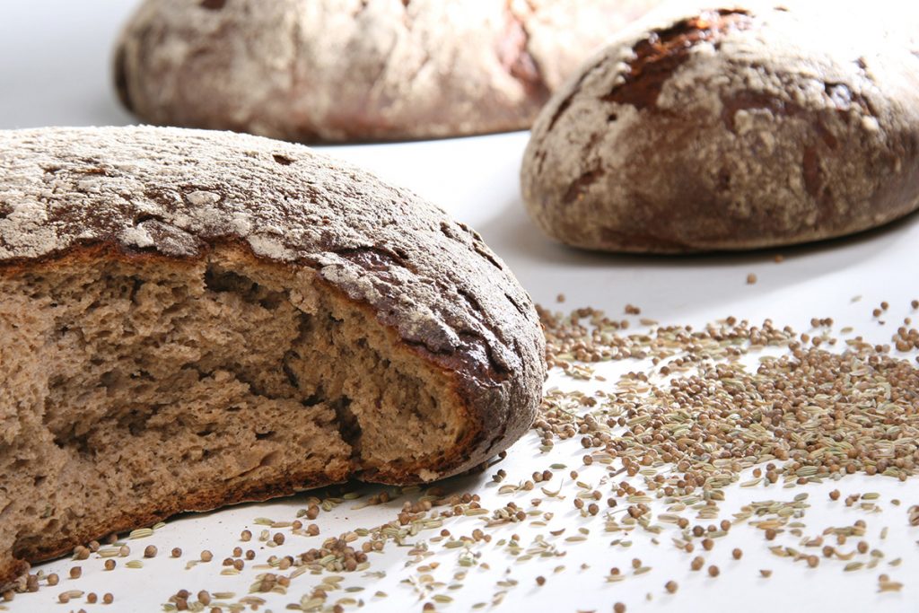 aufgebrochenes Brot mit Körnern